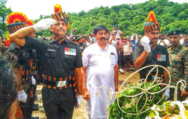 कुटलैहड़ के चताडा शहीद अरुण कुमार लक्की का राजकीय सम्मान के साथ अंतिम संस्कार