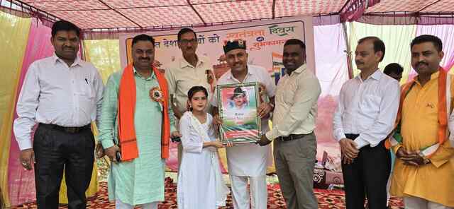 स्वतंत्रता दिवस पर शहीदों को याद कर अर्पित की भावभीनी श्रद्धांजलि, फहराया झण्डा