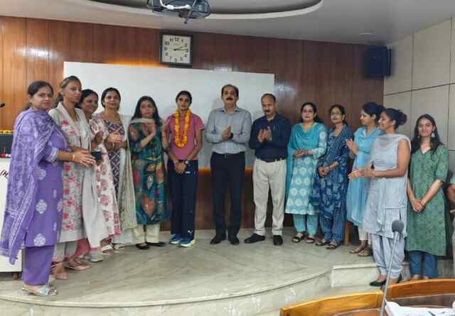 एड्स नियंत्रण सोसाइटी ने रेड रन मैराथन में भाग लेने वाले विद्यार्थियों सम्मानित किए