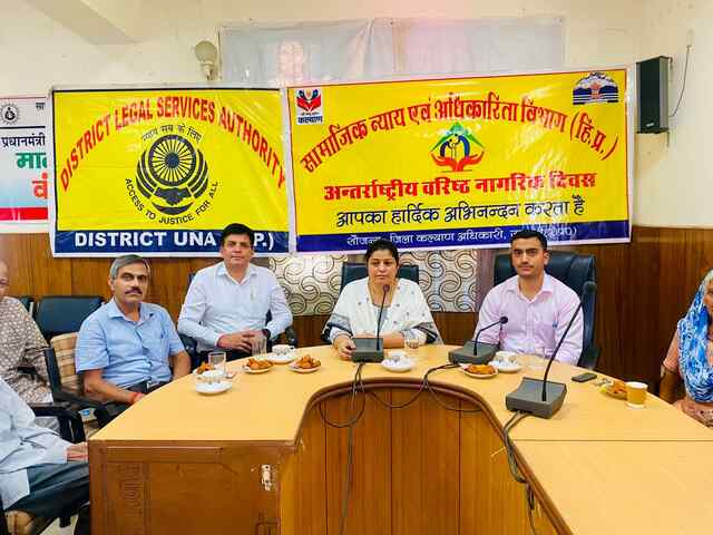 वरिष्ठ नागरिक दिवस पर बुजुर्गों को विधिक अधिकारों को लेकर किया जागरूक