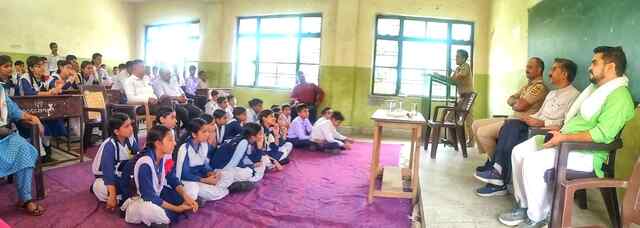 उपमंडल बंगाणा थाना प्रभारी रोहित चौधरी ने पीपलू घलूं स्कूल में छात्रों पढ़ाया यातायात नियमों का पाठ, नशे से दूर रहने का संदेश