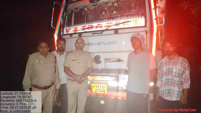 अवैध खैर की लकड़ी सहित कैंटर गाड़ी पकड़ी, दो लोगों पर मामला दर्ज