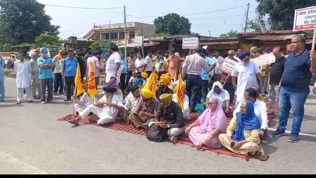 हिमाचल टोल टैक्स हटाने की मांग को लेकर पंजाब के सीमावर्ती लोगों ने चंडीगढ़-धर्मशाला हाईवे पर लगाया धरना