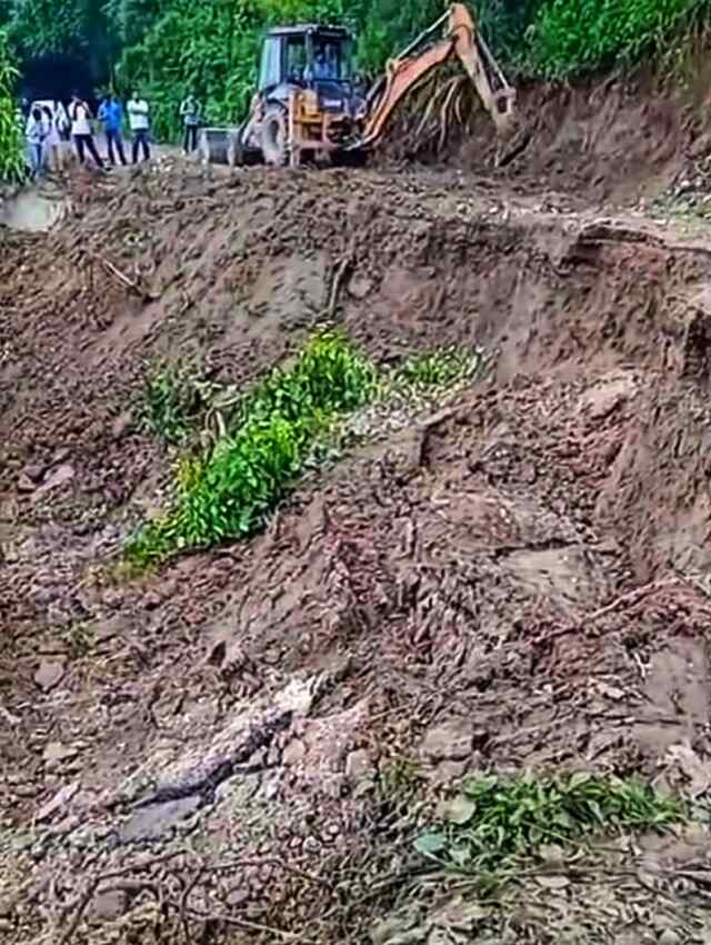 बंगाणा: लगातार हो रही बारिश से जनता बेहाल, कई गांवों का संपर्क टूटा, सड़कें बंद