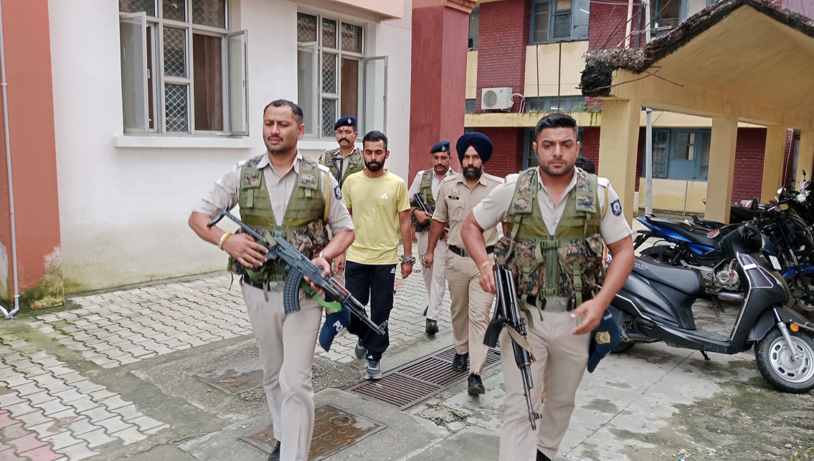 गग्गी मर्डर मामले में पुलिस दो गैंगस्टरों को प्रोडक्शन वारंट पर ऊना लाई 