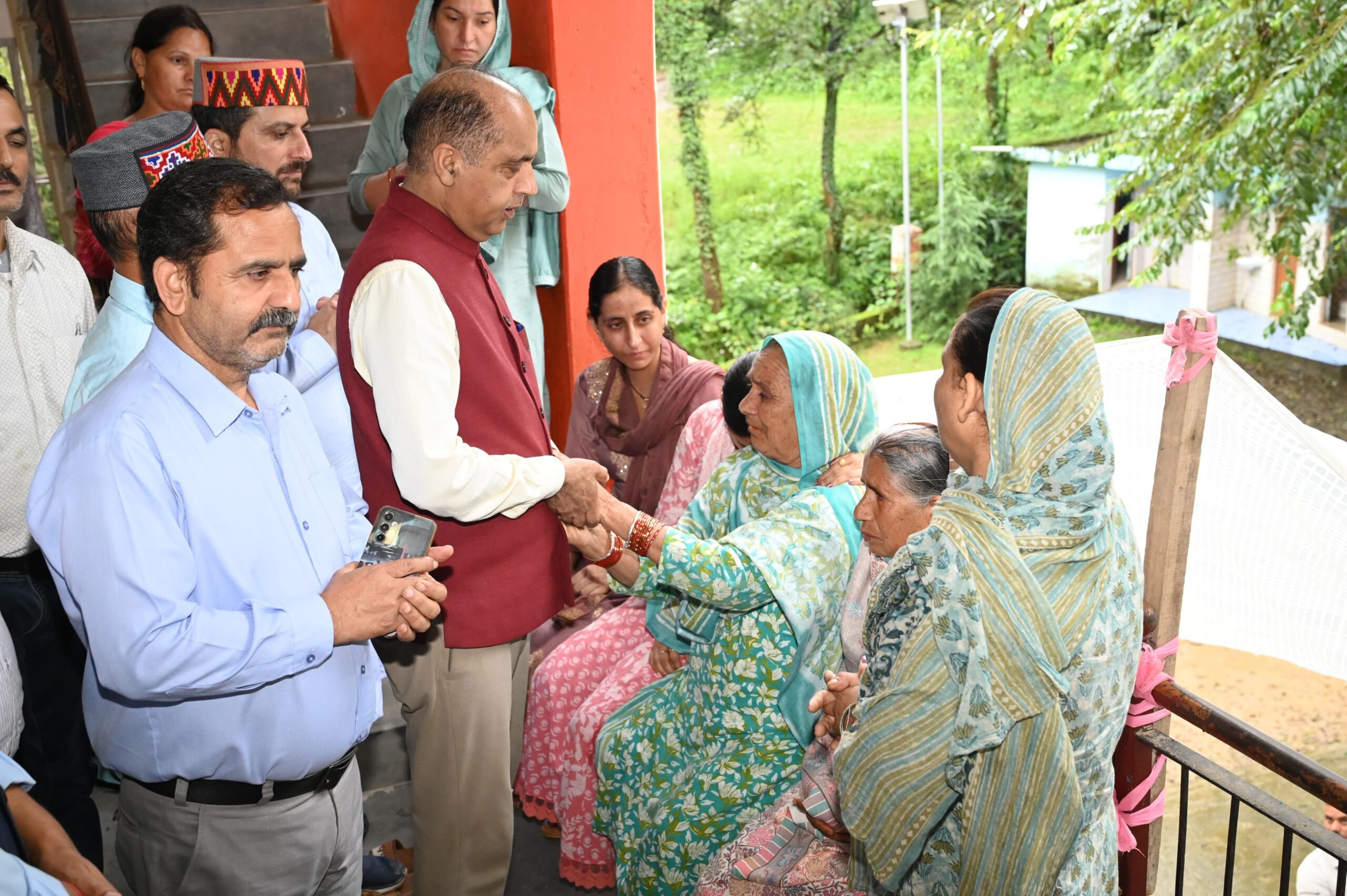 Himachal News: ऐसे कुल्लू भूस्खलन में घायलों के मददगार बने पूर्व मुख्यमंत्री जयराम ठाकुर