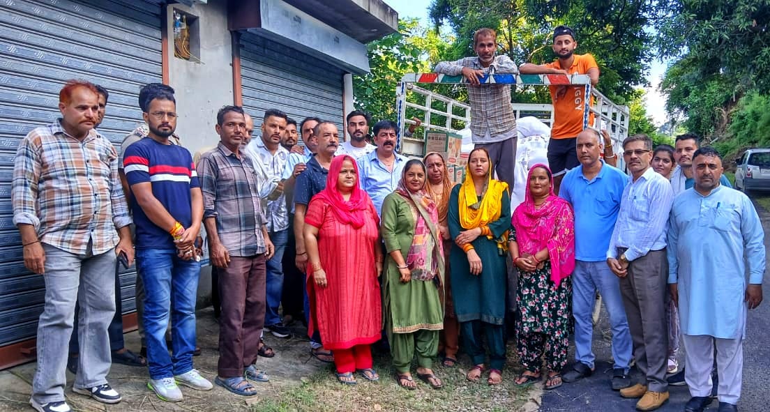 कुटलैहड़:विधायक ने पीड़ित परिवारों को दी दस दस हजार की फौरी राहत