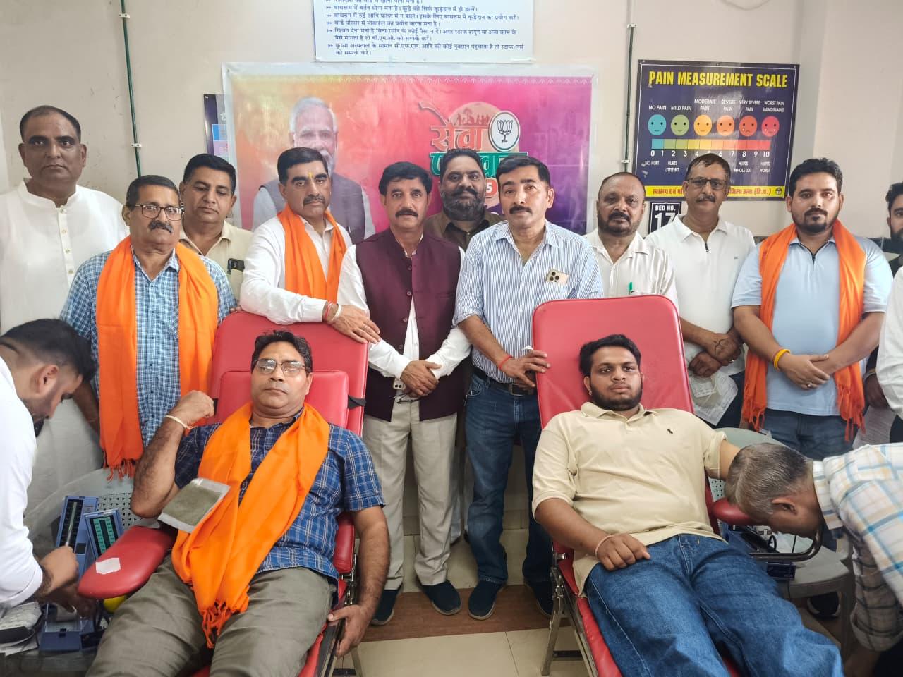 प्रधानमंत्री मोदी के जन्मदिवस पर ऊना के हरोली में जिलास्तरीय रक्तदान शिविर में युवाओं ने 101 यूनिट रक्तदान किया