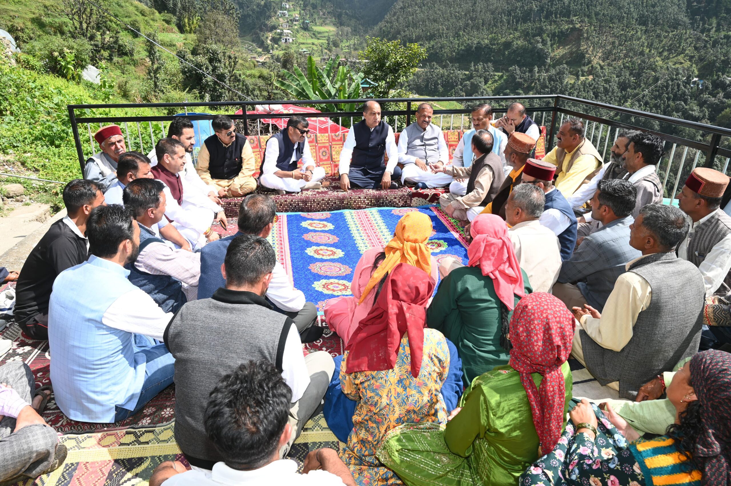 सिरमौर के दौरे पर पहुंचे नेता प्रतिपक्ष, विभिन्न लोगों से मिलकर जाना हाल-चाल सुनी शिकायतें