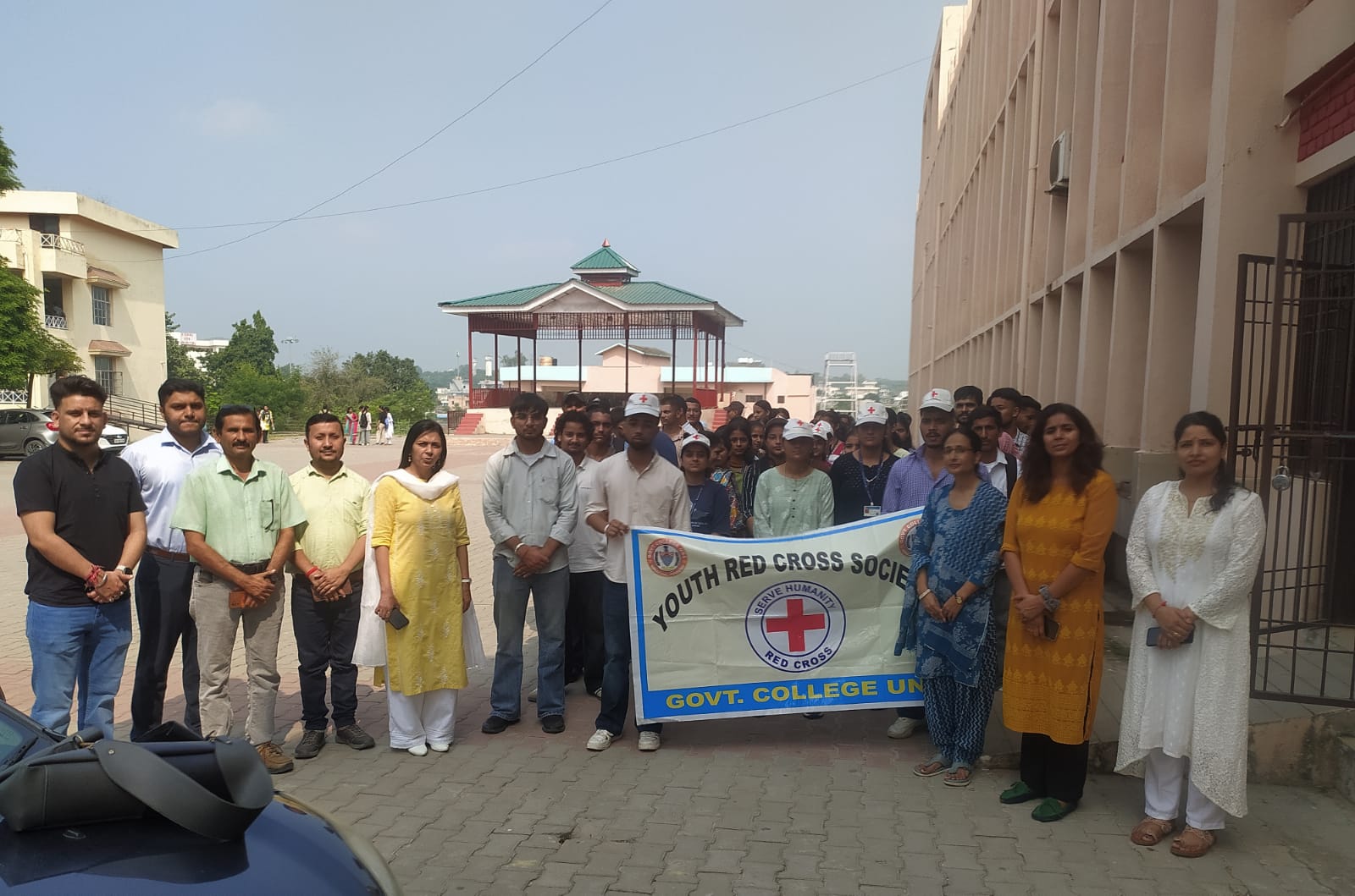 स्वैच्छिक रक्तदान दिवस पर रक्तदान के महत्व को उजागर करने के लिए रैली निकाली