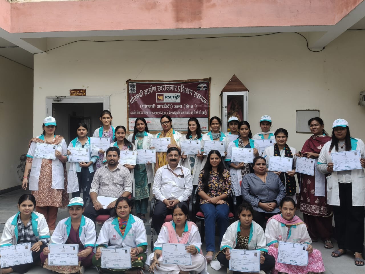 स्वरोजगार प्रशिक्षण संस्थान द्वारा प्रतिभागियों को प्रमाण पत्र वितरित किए गए