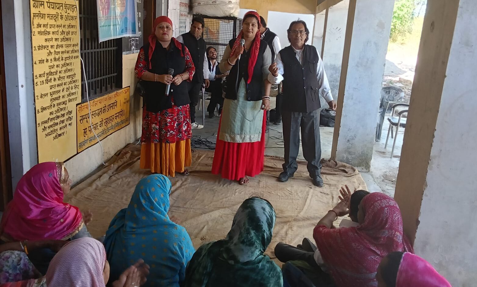 विशेष प्रचार अभियान के तहत जन कल्याणकारी योजनाओं और नशा निवारण पर जागरूक किए ग्रामीण