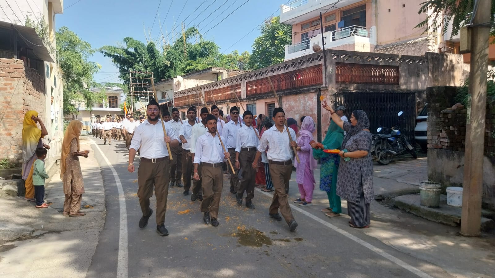 उत्साह व अनुशासन से निकला पथ संचलन