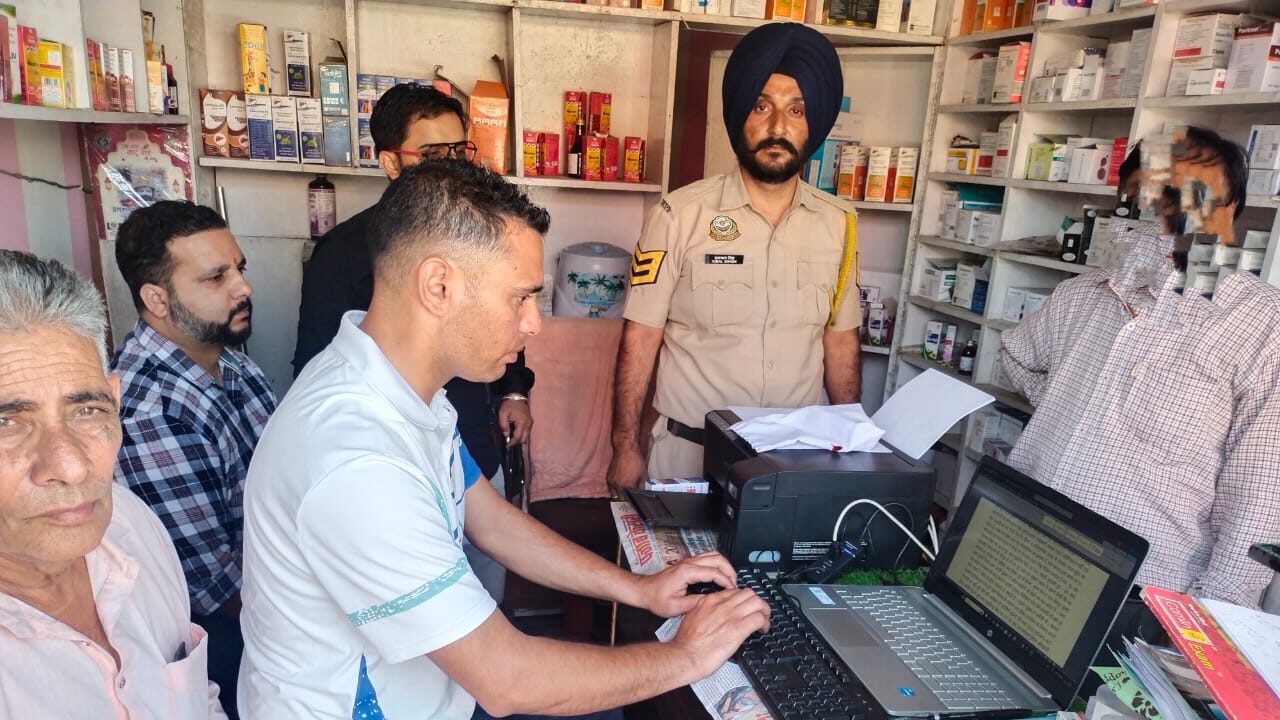 Himachal News: मैडिकल स्टोर में पुलिस की छापेमारी, मिली नशीली दवाएं, मामला दर्ज