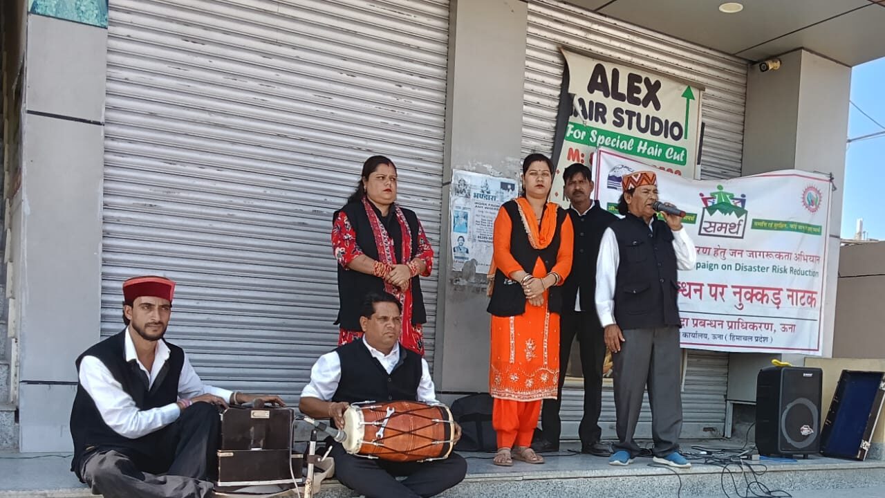 फोक मीडिया दलों ने सुरक्षित भवन निर्माण पर ग्रामीण किए जागरूक