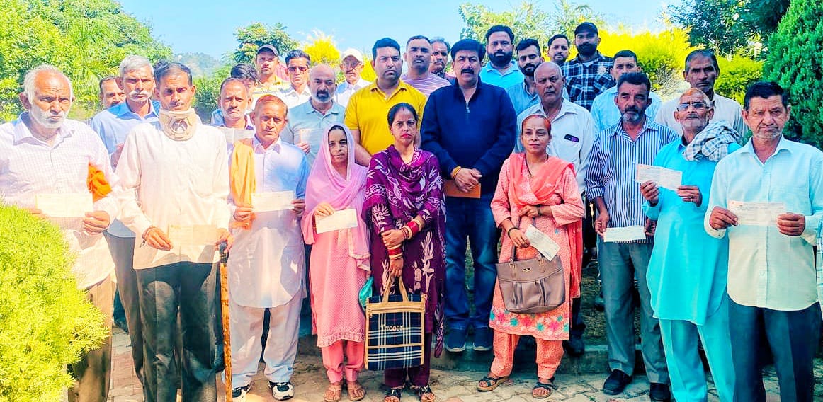 कुटलैहड़ के 17 परिवारों को बांटे 1.59 लाख के आर्थिक चैक, दर्जनों जरूरतमंदों को दी राशन किटें