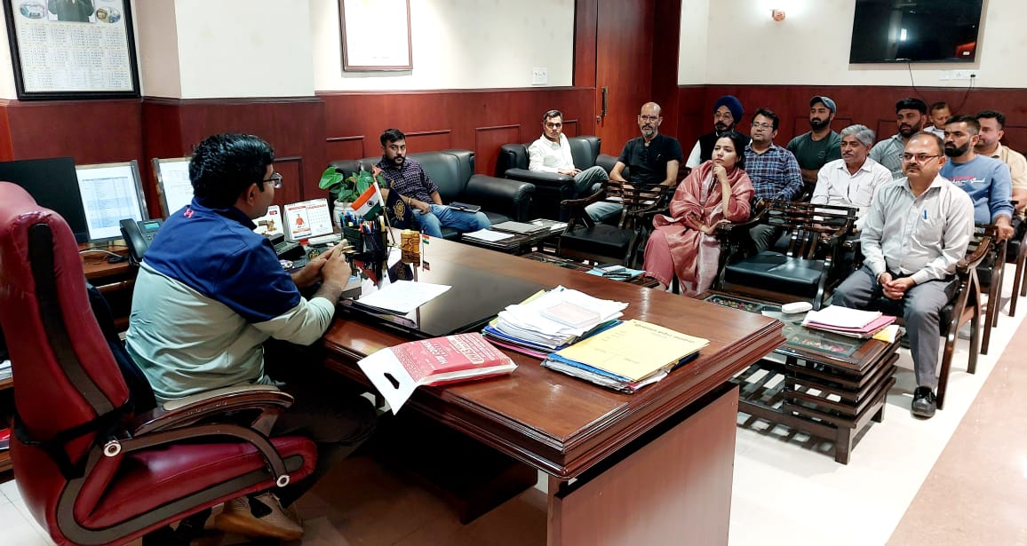 Himachal News: नगर निगम आयुक्त ने स्थानीय वास्तुकारों के साथ की बैठक
