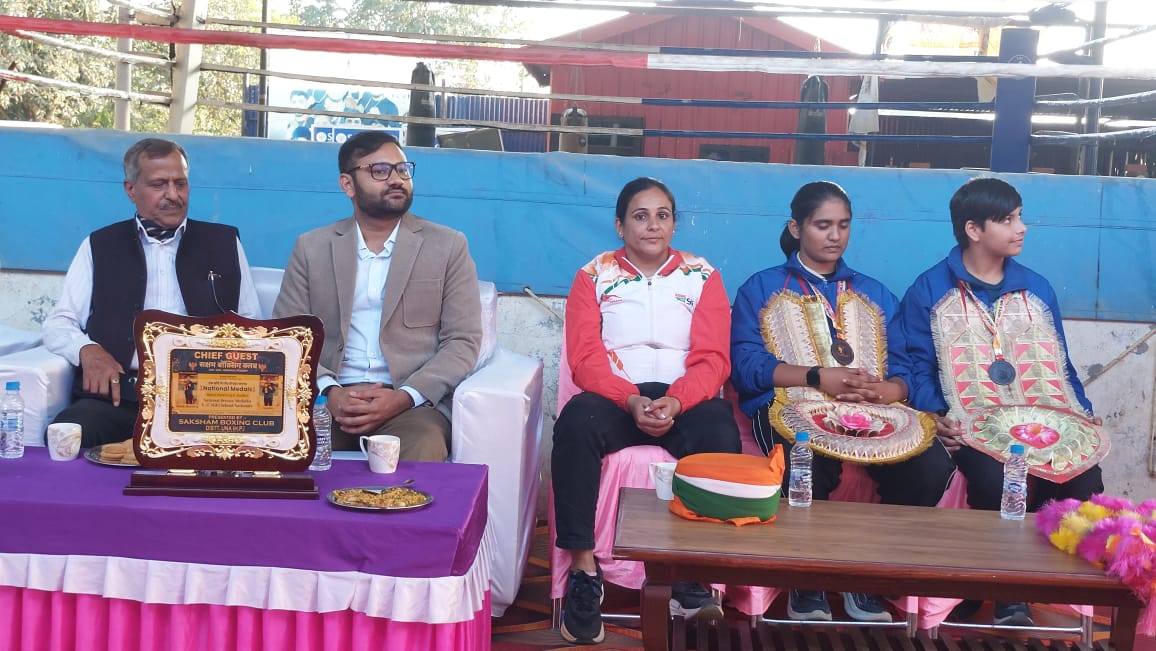 Himachal News: अंब की अक्षरा और महक को एसडीएम अंब ने किया सम्मानित