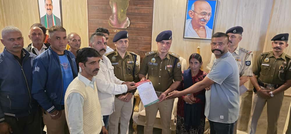 बालिका को घर में बंधक बनाने वाले पंचायत प्रधान पर कार्यवाही की मांग