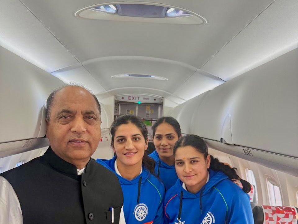 हिमाचल की कबड्डी वर्ल्ड कप विजेता खिलाड़ियों से मिले जयराम ठाकुर, ली सेल्फी