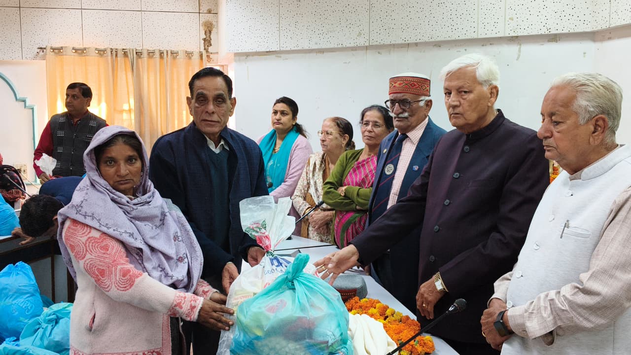 हिमोत्कर्ष अमोदिनी द्वारा राशन वितरण कार्यक्रम आयोजित, 68 विधवाओं को बांटे 1,53000 के राशन बैग