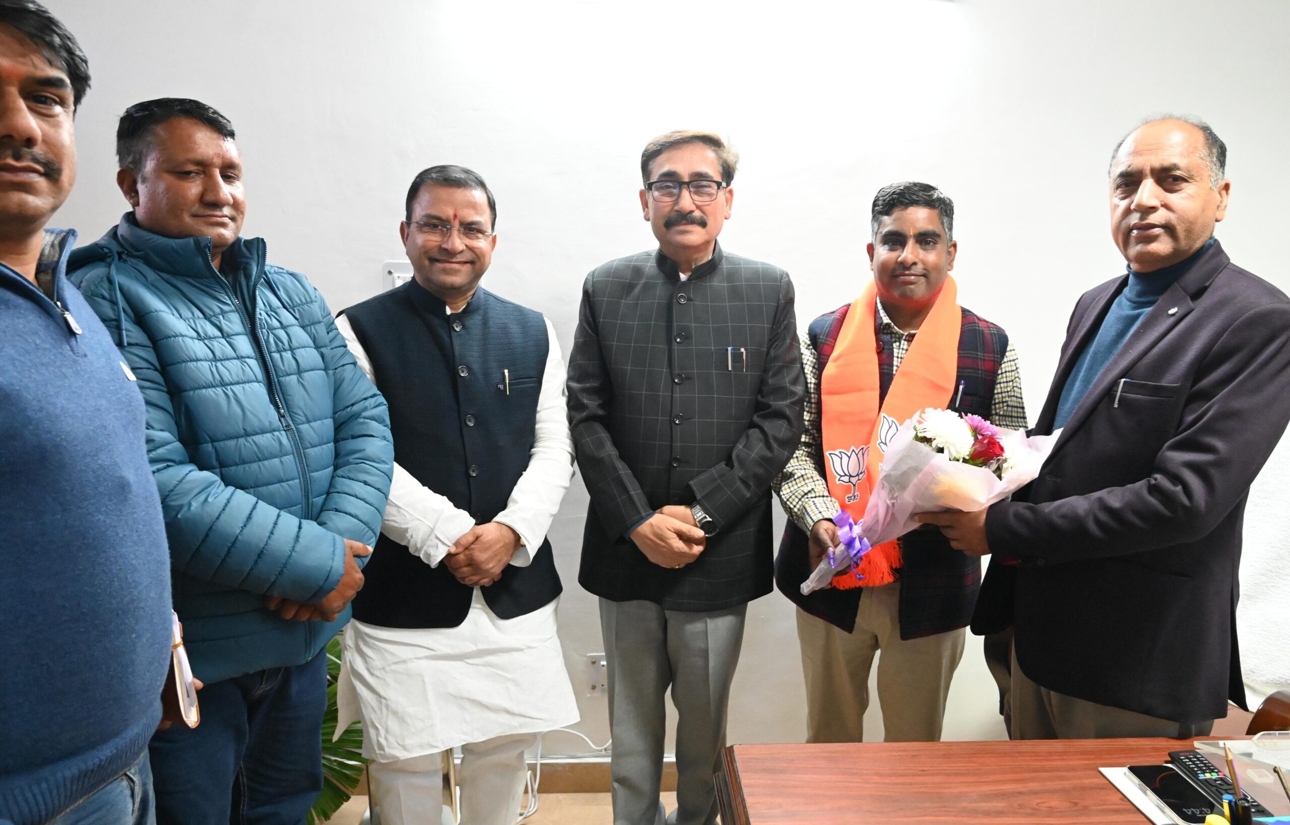 भाजपा में शामिल होने के बाद नेता प्रतिपक्ष से मिले पालमपुर के पूर्व डिप्टी मेयर अनीश नाग