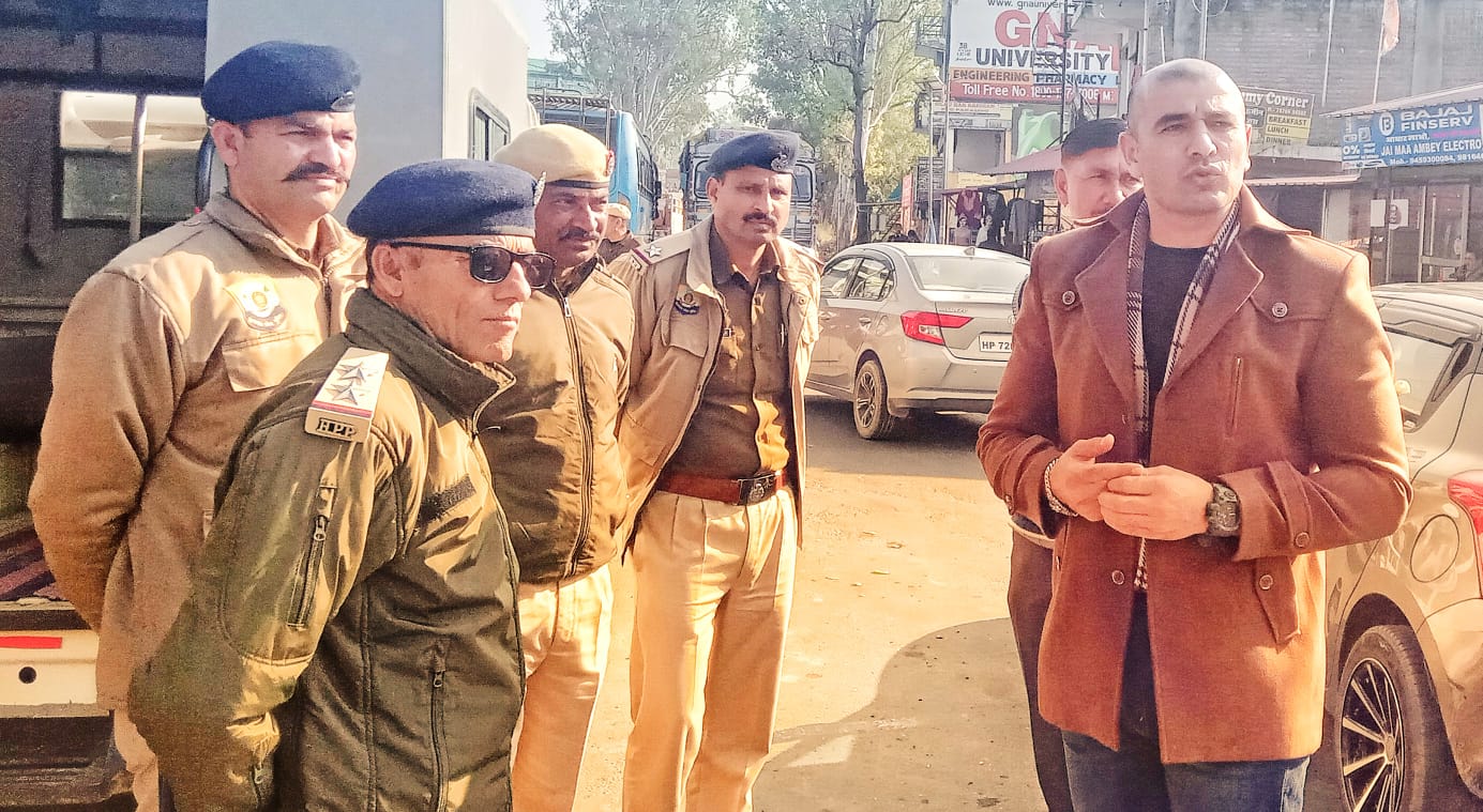 डीएसपी अजय ठाकुर ने लठियानी बंगाणा व आसपास के बाजारों में सड़क सुरक्षा-व्यवस्थाओं का लिया जायजा