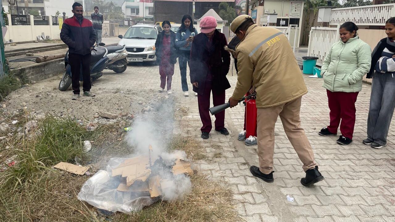 चाइल्ड अस्पताल कर्मियों ने सीखे आग बुझाने के गुर