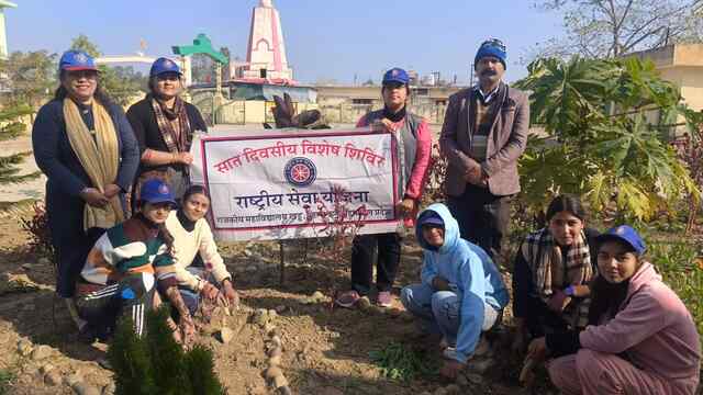 एन एस एस स्वयंसेवको ने गांव खड्ड में चलाया स्वच्छता अभियान 