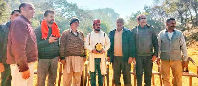 बंगाणा के घलूं प्रीमियर लीग सीजन 2 में पहुंचे वीडीसी सदस्य राज कुमार मनकोटिया, आयोजकों को दी बधाई