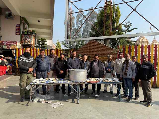 मकर संक्रांति पर निजी बस ऑपरेटर संघ ने आई.एस.बी.टी. में देसी घी का प्रसाद वितरण किया