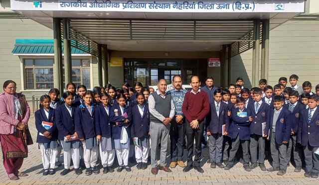 विद्यालय टकारला के विद्यार्थियों ने किया आईटीआई नैहरियां का प्री-वोकेशनल भ्रमण