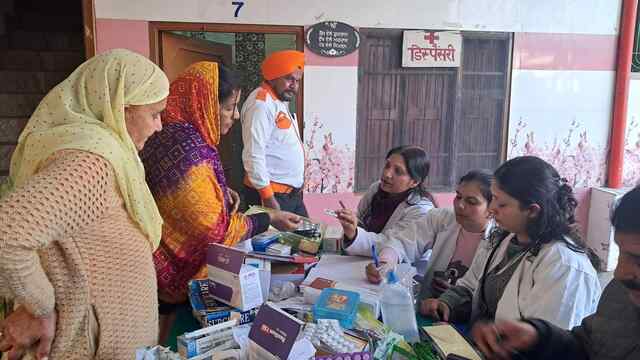 बाबा बाल जी महाराज के सानिध्य में ‘सांसद मोबाइल स्वास्थ्य सेवा’ द्वारा सैकड़ों श्रद्धालुओं की निशुल्क जांच