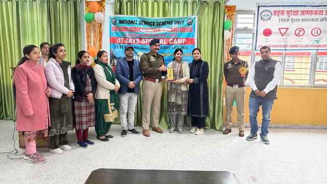 महाविद्यालय में शिविर के दूसरे दिन का शुभारंभ स्वच्छता अभियान से