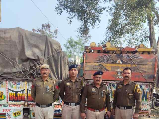 पुलिस ने अवैध लकड़ी लेजा रही दो पिकअप गाड़ियां पकड़ीं