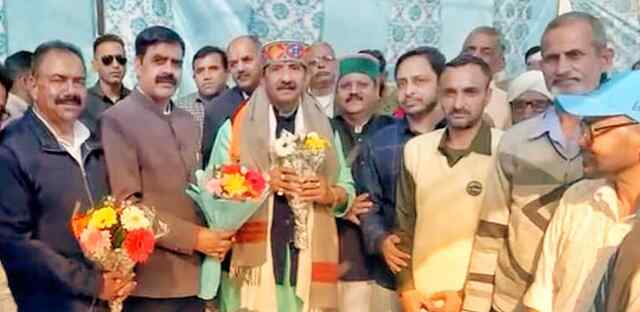 टैक्सी परमिट अवधि 15 वर्ष करने पर कुटलैहड़ टैक्सी यूनियन डिप्टी सीएम से की मुलाकात