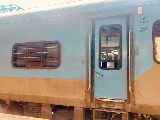 जन शताब्दी एक्सप्रेस के डिब्बे गन्दे, खिड़कियों पर जमी धूल