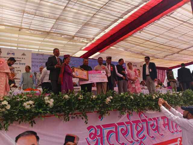 अंतरराष्ट्रीय महिला दिवस पर ऊना की आंगनवाड़ी कार्यकर्ता कुसुम देवी सम्मानित