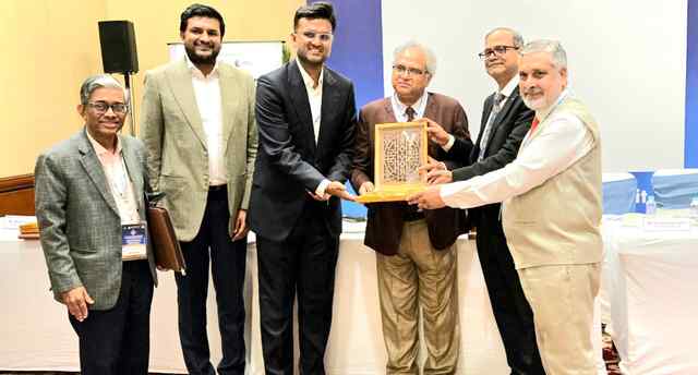 उद्योगपति सुरेंद्र जैन को अंतरराष्ट्रीय पैकेजिंग शिखर सम्मेलन में किया सम्मानित
