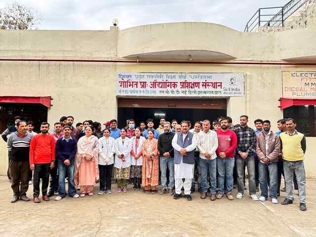 शोभित आईटीआई चलोला में स्वास्थ्य जागरूकता एवं जांच शिविर का आयोजन