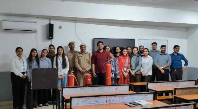 एडुपेस एजुकेशन संस्थान के स्टाफ ने सीखा आग बुझाने का हुनर 