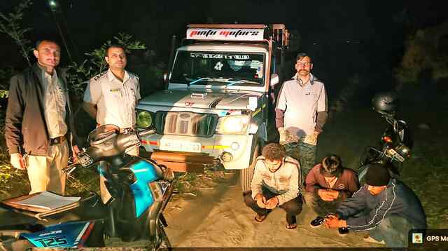 फॉरेस्ट नाके के दौरान गाड़ी में पकड़े 30 खैर के मोछे, पांच के खिलाफ मामला दर्ज