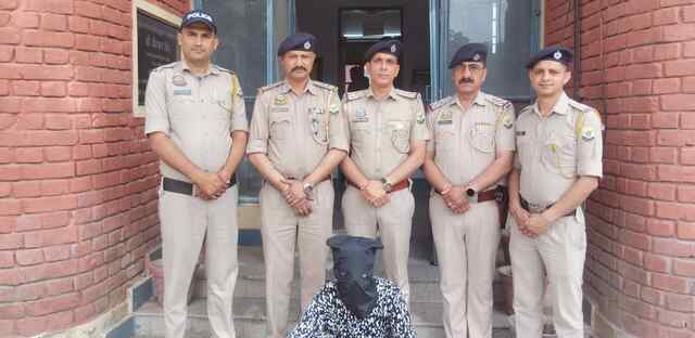 ज्वेलर की दुकान में चोरी का आरोपी पुलिस ने होशियारपुर से पकड़ा,35 लाख के चोरी हुए गहने बरामद 