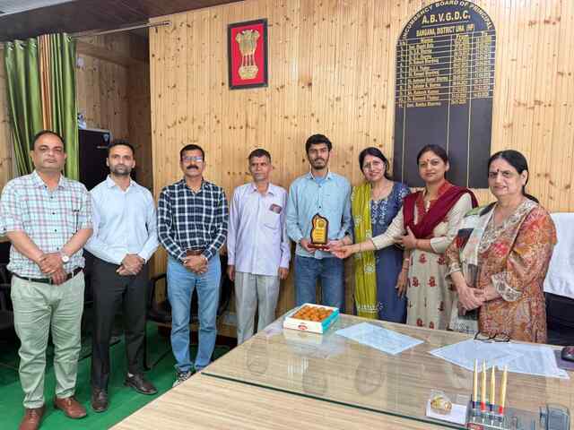 यूजीसी राष्ट्रीय पात्रता परीक्षा में जेआरएफ उत्तीर्ण करने पर नितिन का महाविद्यालय बंगाणा में अभिनंदन 