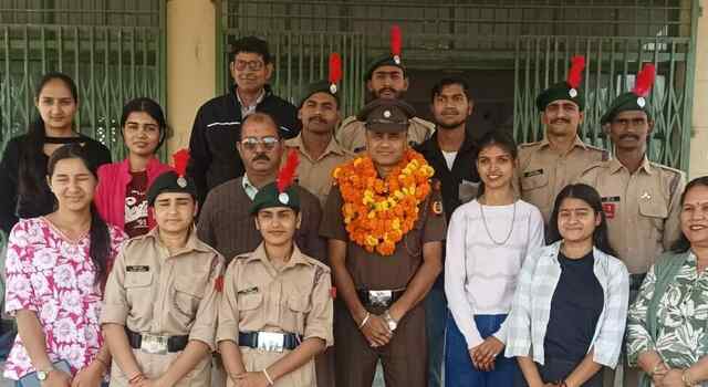 खड्ड कॉलेज पहुंचने पर प्राचार्य ने किया स्वागत, खड्ड कॉलेज पहुंचने पर प्राचार्य ने किया स्वागत