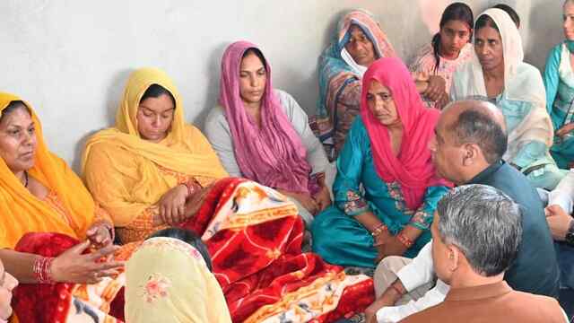 सरकाघाट के गोपालपुर पहुंचे नेता प्रतिपक्ष और भाजपा के विधायक, घटना स्थल का दौरा कर परिजनों से मिलकर बंधाया ढांढस