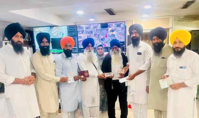 Punjab News: ईमानदारी की मिसाल, सेवादार ने श्रद्धालु का 20 लाख नकद और Passport वाला Bag लौटाया, देखें वीडियो