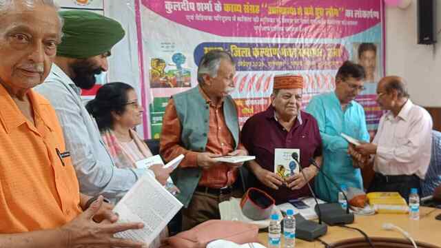 हाशिये पर जी रहे मनुष्य की पक्षधर कविताओं का संग्रह है “आत्महत्या से बचे हुए लोग”-सुरेश सेठ