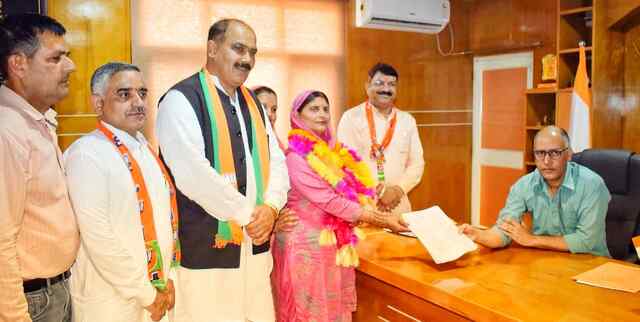 कुटलैहड़ के धनेत जिला पार्षद वार्ड से वीना देवी ने भुट्टो की नेतृत्व में भरा नामांकन, भाजपा कार्यकर्ताओं में उत्साह