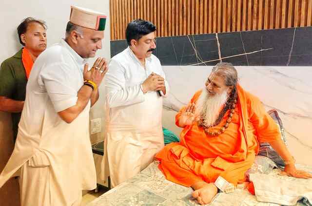 विधायक विवेक शर्मा ने राष्ट्रीय संत बाबा बाल जी महाराज से लिया आशीर्वाद